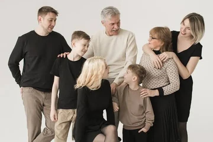 Rodzina podczas sesji w plenerze — sesja noworodkowa, Gdańsk