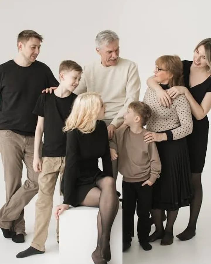 Rodzina podczas sesji w plenerze — sesja noworodkowa, Gdańsk